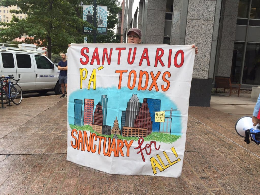 Sessions visita Texas mientras se decide la validez de la ley SB4, una medida estatal que castiga a las autoridades del estado que no cooperen con las deportaciones y se nieguen a eliminar las llamadas políticas santuario.