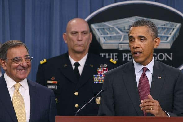 El secretario de Defensa, Leon Panetta, y varios oficiales superiores acompañaron a Obama en el estrado para destacar el apoyo del Pentágono a los millonarios recortes.