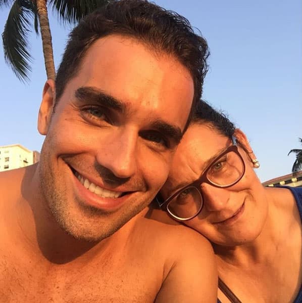 <b>Ella es Doña Olga, su adorada madre,</b> quien le ha dado la sorpresa de visitarlo en las locaciones cuando participa en alguna telenovela: "Y que viene mi mamá a visitarme. Qué linda sorpresa! Te amo mãe!", reveló el actor a través de Instagram.