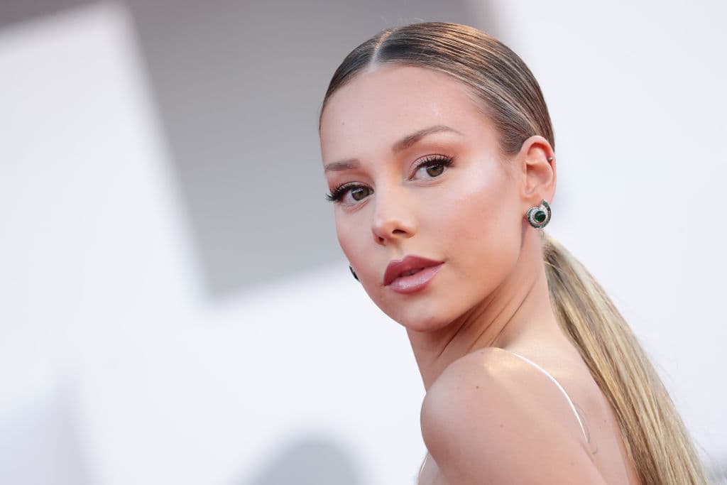 El mundo de espectáculo nos ha regalado una gran variedad de historias de amor. Desde los que 
<a href="https://www.univision.com/famosos/10-parejas-de-famosos-que-no-necesitan-casarse-para-ser-felices-fotos">llevan años juntos pero no se quieren casar</a> hasta aquellos que presumen 
<a href="https://www.univision.com/famosos/parejas-de-famosos-que-llevan-mas-de-20-anos-juntos">matrimonios de más de dos décadas.</a>