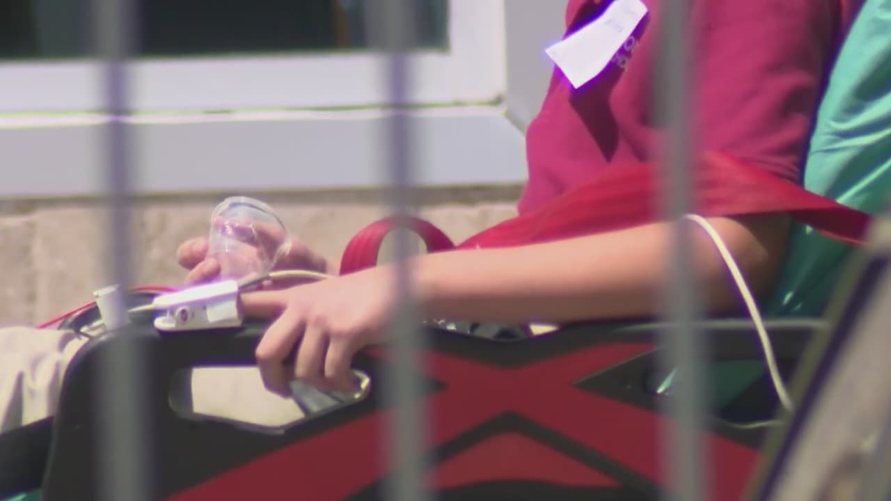 Cinco estudiantes de San Antonio requieren atención médica tras consumir gomitas con THC