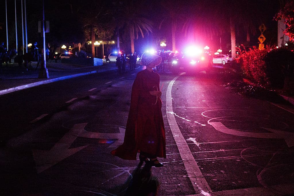 La situación se estabilizó después de que las unidades montadas detuvieron el avance. La policía posteriormente abrió su línea de contención para permitir la salida de los manifestantes de la zona.