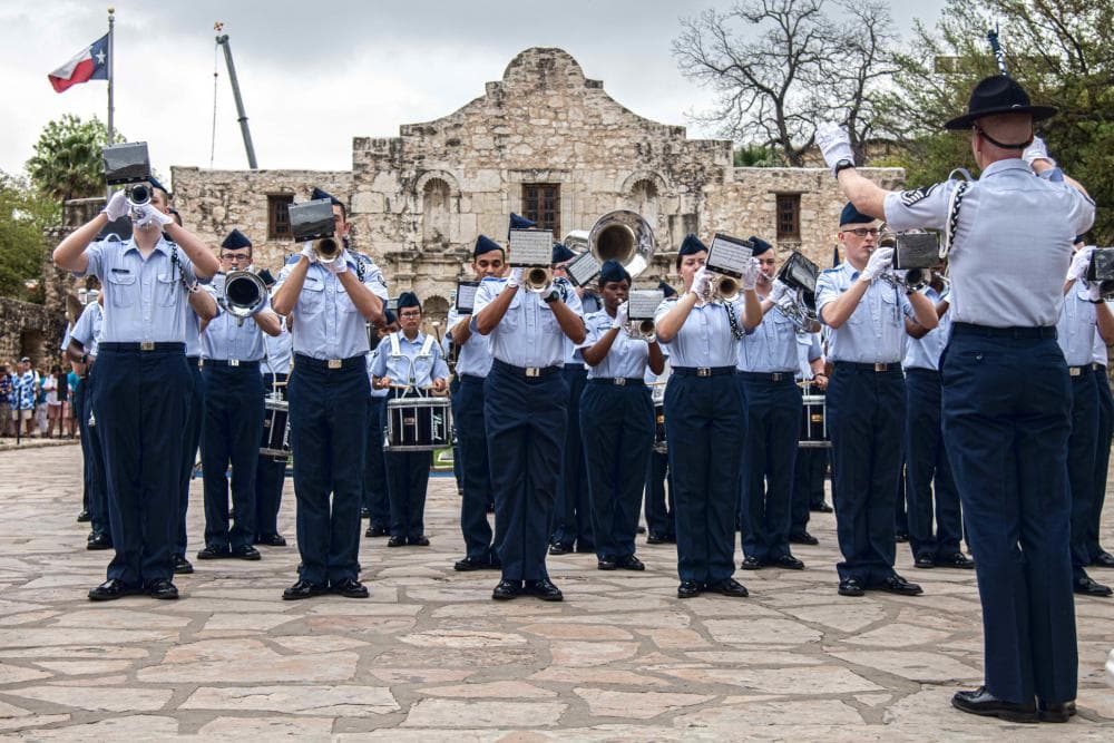<h2 class="cms-H2-H2">Air Force Day at the Alamo</h2>
<br>
<ul>
<li class="li1">Cuándo: 28 de abril</li>
</ul>
<ul>
<li class="li1">Hora: 11:00 a 14:00 horas</li>
</ul>
<ul>
<li class="li1">Dónde: Alamo Plaza</li>
</ul>
<ul>
<li class="li1">Qué es: Con la presencia de la Fuerza Aérea de Estados Unidos.</li>
</ul>
<ul>
<li class="li1">Costo: Gratis</li>
</ul>