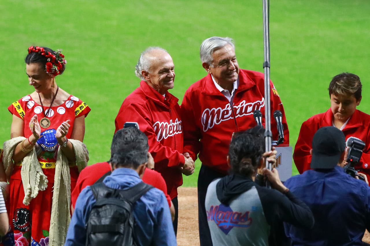 El Presidente de México Andrés Manuel López Obrador se encargó de hacer el lanzamiento inicial en la inauguración del Estadio Alfredo Harp Helú, nueva sede de los Diablos Rojos del México.