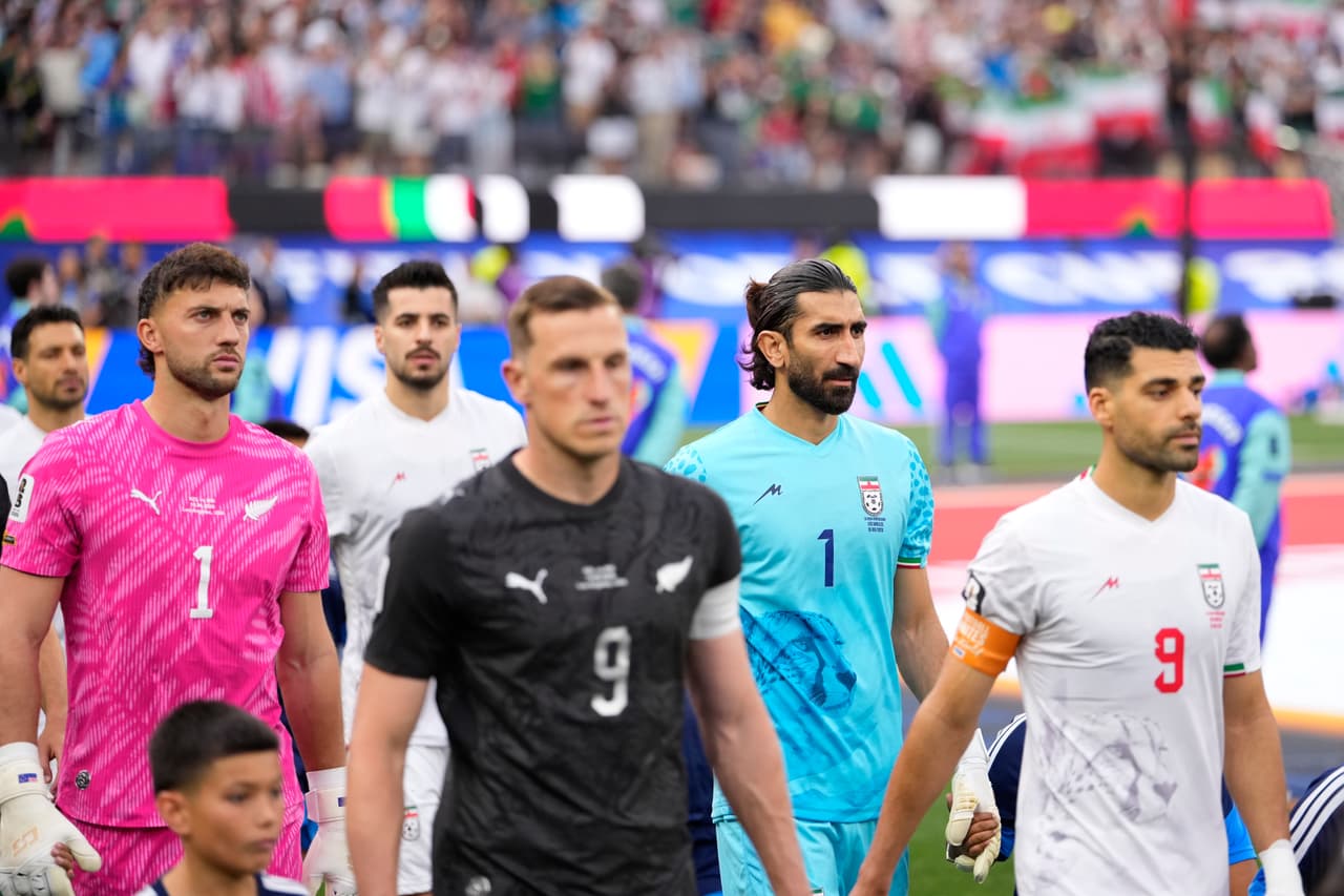 Los equipos saltan al campo antes del partido del Grupo G de la Copa del Mundo de futbol entre Irán y Nueva Zelanda en Inglewood, California.