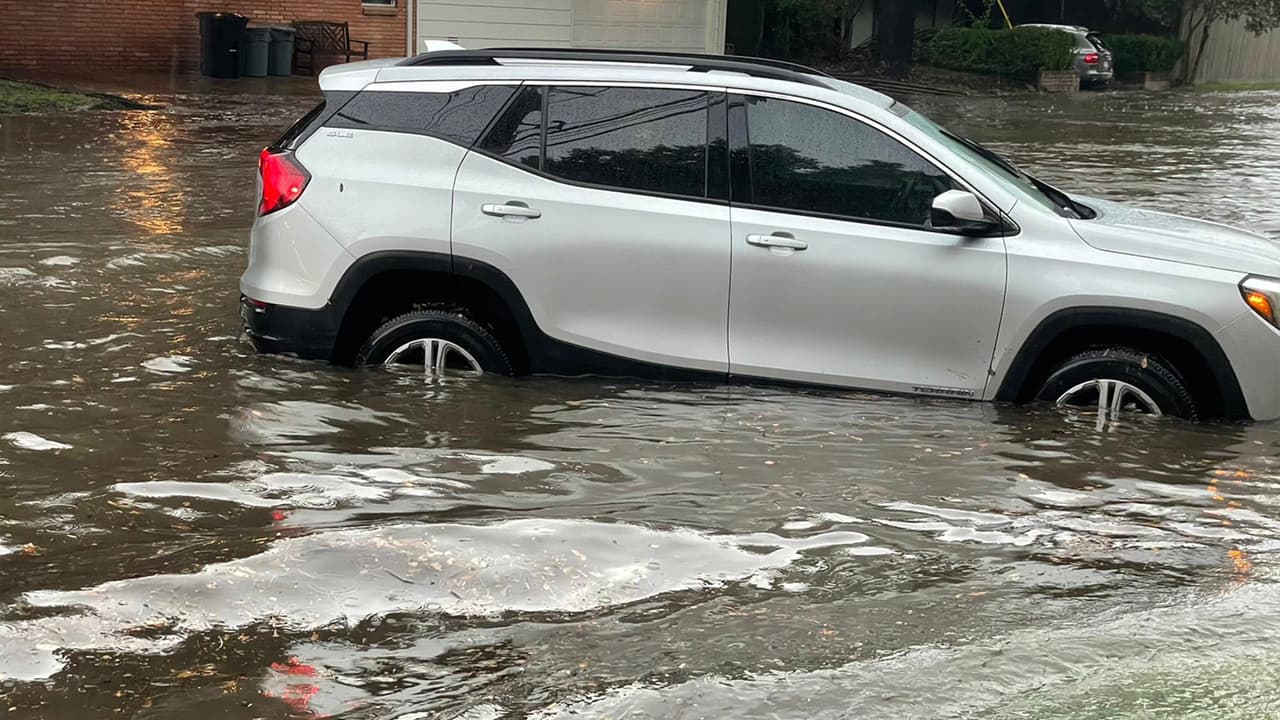 Las autoridades recomiendan que cuando observe calles inundadas no intente cruzarlas y busque vías alternas.