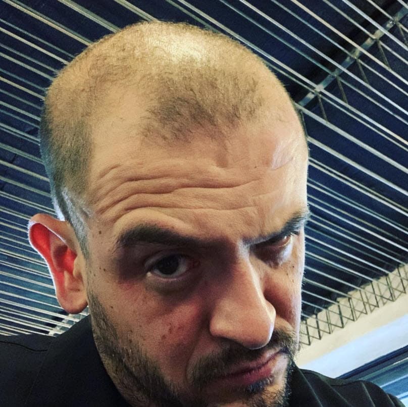 El director de cine y televisión, de 48 años, está internado desde mayo, pero el 2 de junio fue 
<b>intervenido para extirparle un tumor intestinal</b> y continúa hospitalizado.
<br>