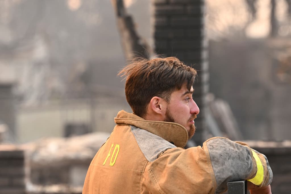 Actualmente, el
<b> bombero Robert Lara</b> trabaja combatiendo las llamas. Este jueves 9 de enero, llegó a donde estaba su casa, en Altadena, viendo que el incendio Eaton la convirtió en cenizas. Quedó 
<b><a href="https://www.univision.com/local/los-angeles-kmex/los-angeles-activa-toque-de-queda-por-devastadores-incendios" target="_blank">sin techo, de la noche a la mañana</a></b>.