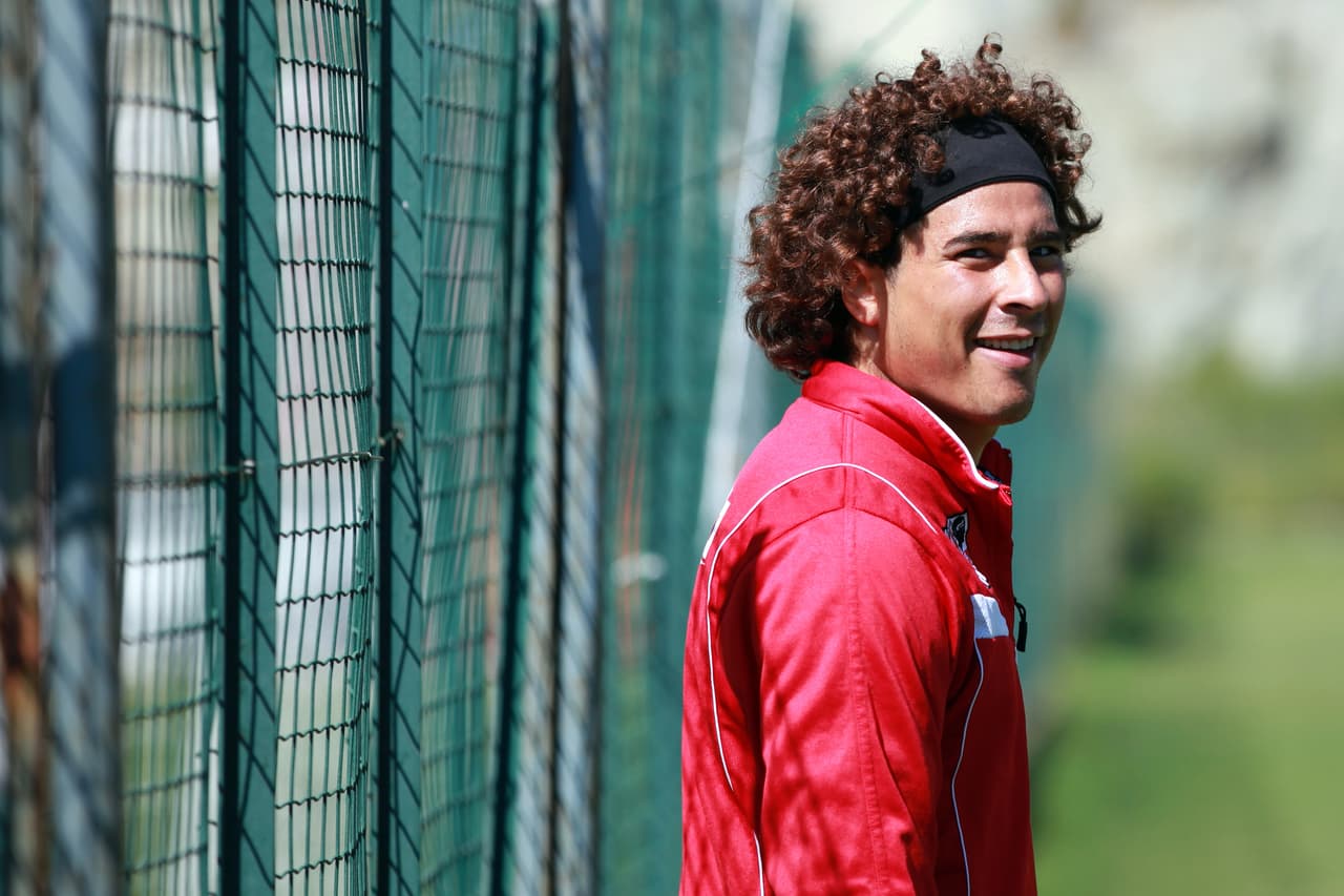 Algunas veces hemos visto la cabellera del guardameta en un tono un poco más claro o rojizo. Pero el cambio de tono no han molestado a sus fans, pero cuando se lo corto muchas comentaron que ganó unos años y otras en las redes sociales manifestaron su enojo. Incluso los hombres pedían que el nuevo corte no fuera de mala suerte y les diera más victorias.