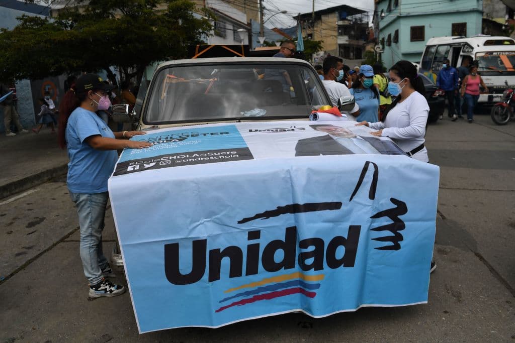 Activistas de la oposición asisten a una concentración en el inicio de la campaña electoral para las elecciones regionales y municipales en Caracas, el 28 de octubre de 2021.