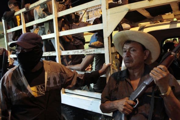 Las autoridades de la Policía Comunitaria informaron que los más de 50 detenidos, serán entregados paulatinamente y de acuerdo al grado de peligrosidad que consideran a juicio de los pobladores.