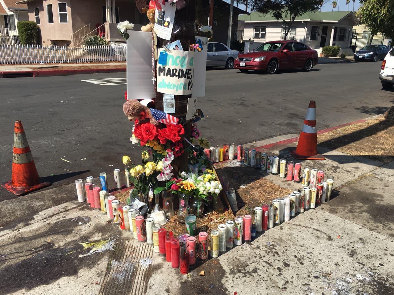 Las ofrendas por una víctima de la violencia son expresiones de duelo y piden justicia, según el psicólogo Edgar Villamarín.