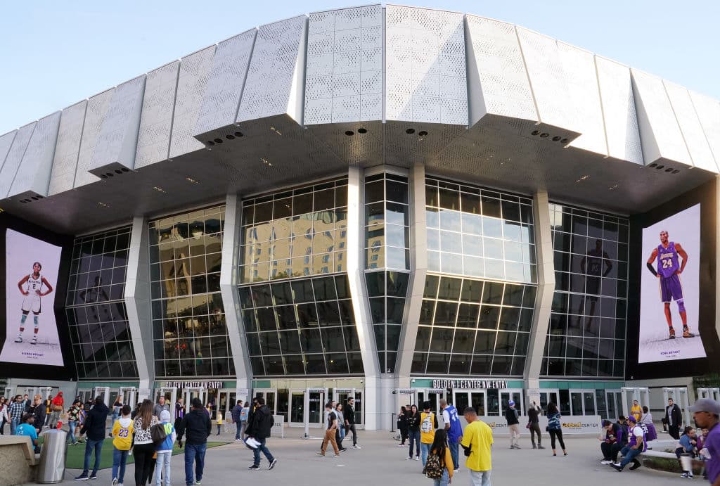 El estadio Golden 1 Center fue construido en el antiguo sitio del Downtown Plaza Mall y ahora es el sitio principal del distrito Downtown Commons. Tiene como dirección 500 David J. Stern Way, el tramo de K Street que pasa por el corredor peatonal y que lleva el 
<a href="https://www.univision.com/local/sacramento-kuvs/muere-david-stern-el-ex-comisionado-de-la-asociacion-nacional-de-basquetbol">nombre del excomisionador de la NBA</a>.