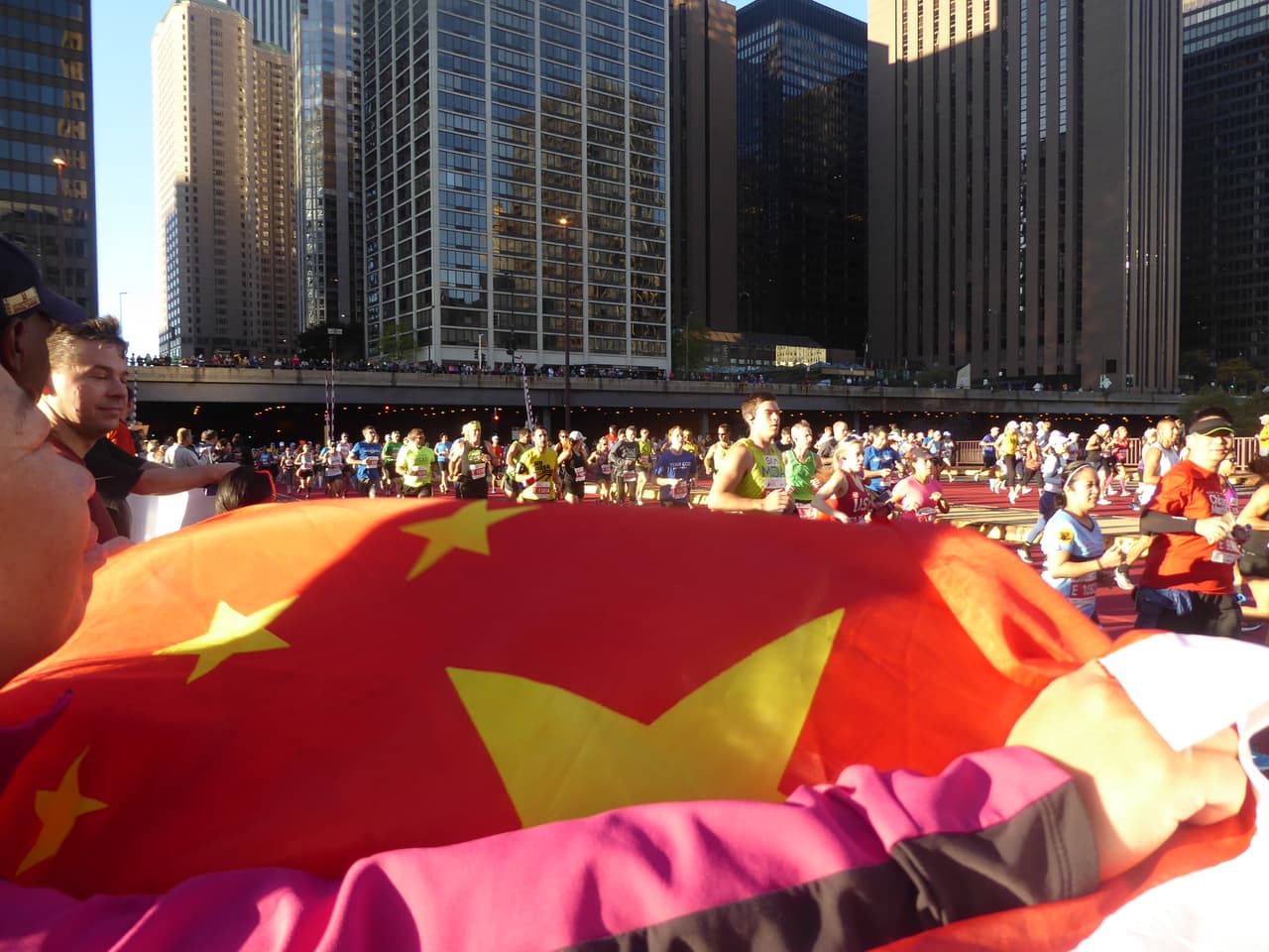 En el maratón de Chicago participan más de 44,000 corredores de más 100 países diferentes.