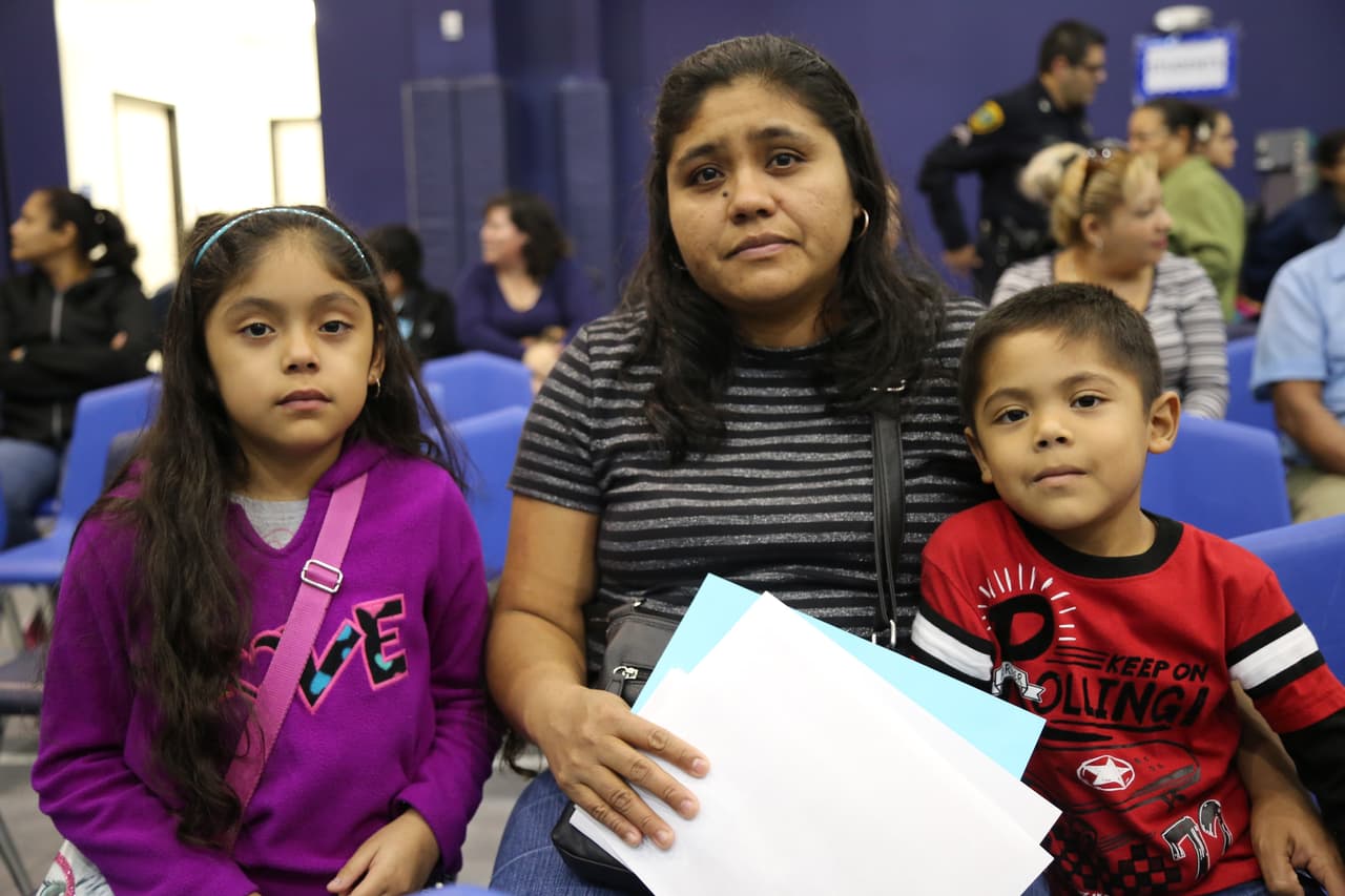Algunas madres que asistieron con sus hijos al foro querían averiguar cómo prepararse en caso de que sean detenidos por agentes de inmigración, especialmente con relación a la custodia de sus hijos.