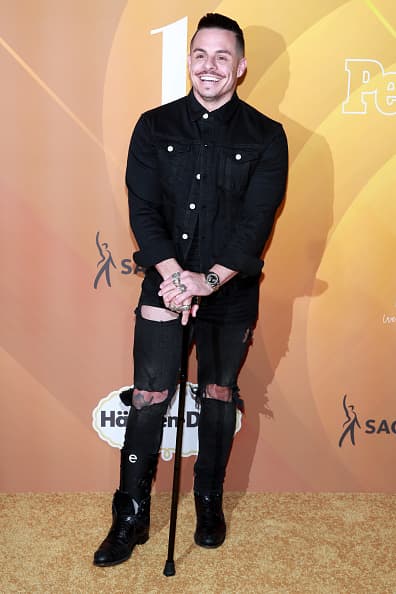 Con todo y bastón, 
<b>Casper Smart</b> arribó al evento después de 
<b><a href="https://www.univision.com/entretenimiento/casper-smart-ex-de-jennifer-lopez-sufre-accidente-en-motocicleta-fotos">semanas de recuperación</a></b> tras un accidente.