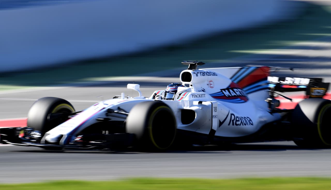 Williams introduce el FW40 para la temporada 2017 de la Fórmula 1. Con el motor Mercedes V6 turbocargado, van en busca de volver a los primeros planos como en 2014. Para este año, Felipe Massa decidió dar marcha atrás con su decisión de retirarse, y regresó para acompañar al debutante canadiense Lance Stroll, de 18 años.
