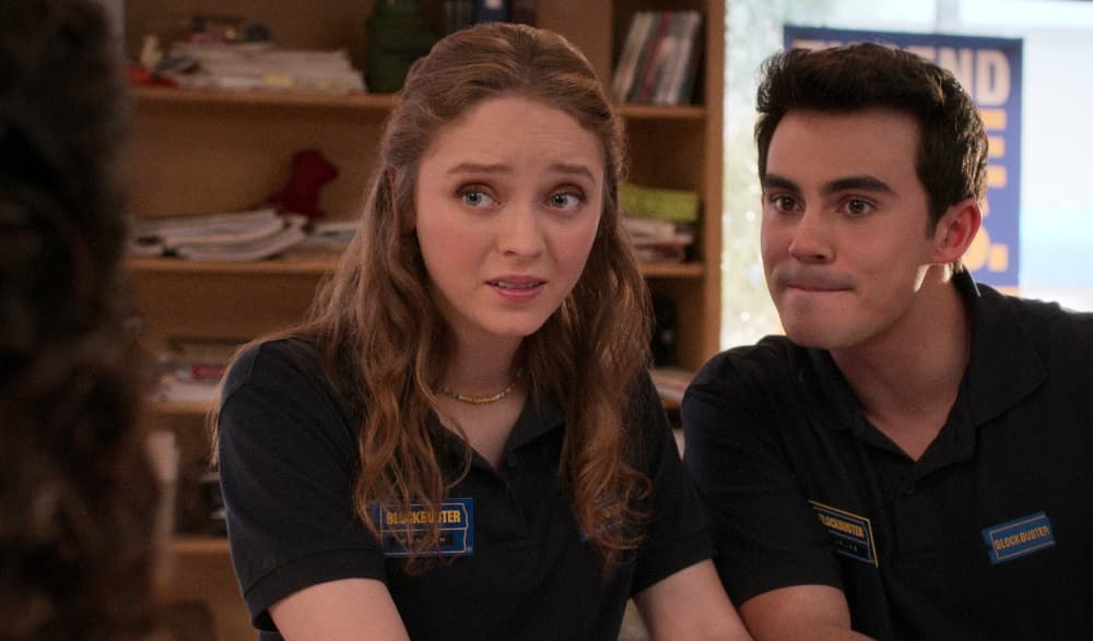 Madeleine Arthur y Tyler Alvarez en Blockbuster