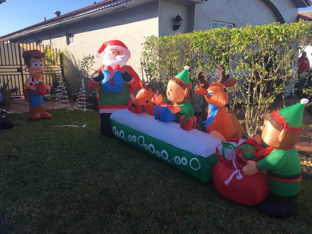 El pasado fin de semana, Frank había comprado unos inflables de navidad, para decorarle la casa a sus hijas, según dijo su padrastro.