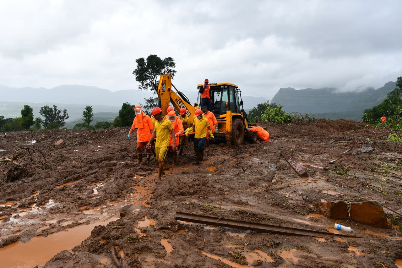 Rescatistas transportan el cuerpo de una víctima del lugar donde ocurrió
<b>un deslizamiento de tierra en la ciudad de Taliye</b> el 24 de julio de 2021.