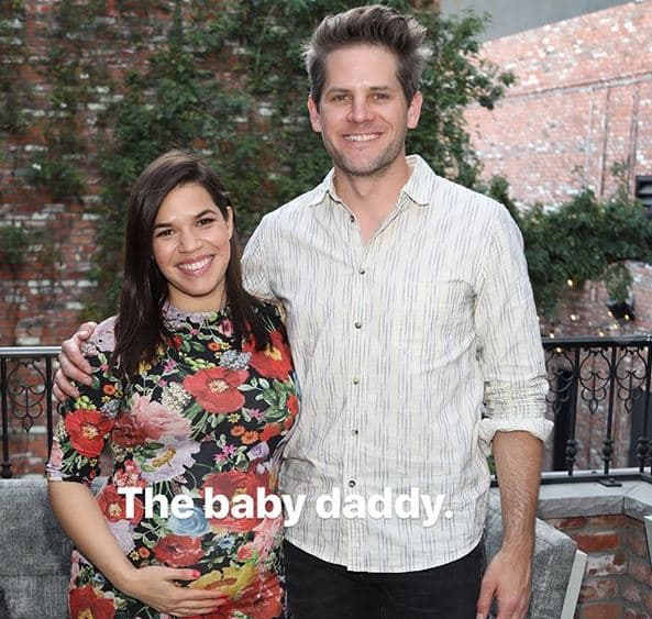 La actriz festejó el ‘baby shower’ con divertidos comentarios: en la primera imagen agregó el mensaje (en inglés): “El papi del bebé”.