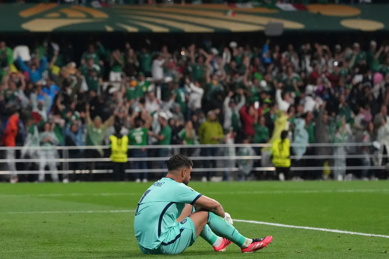 El portero de Ecuador, Hernán Galíndez (1), reacciona después de que el mexicano Julián Quiñones (16) marcara un gol durante el partido de dieciseisavos de final de la Copa del Mundo entre México y Ecuador en Ciudad de México, el martes 30 de junio de 2026.