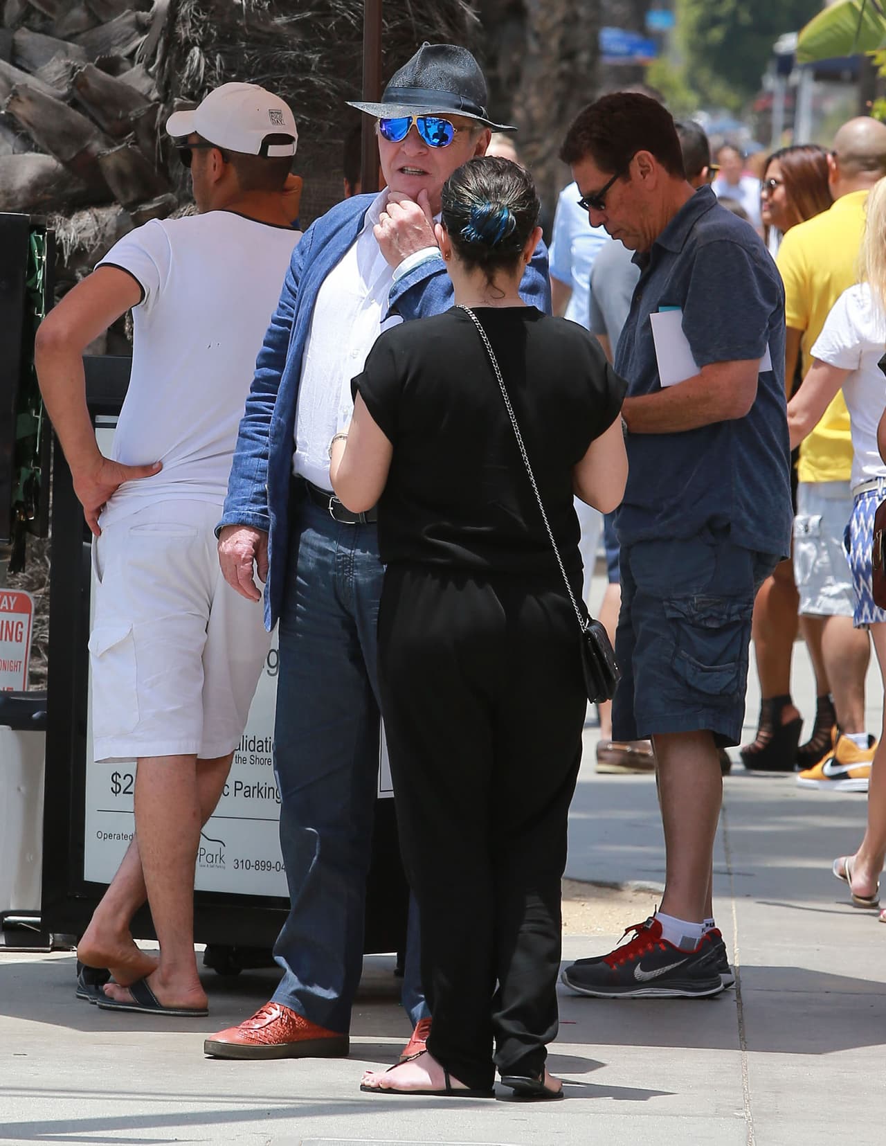 Los dos estuvieron conversando mientras esperaban su coche.