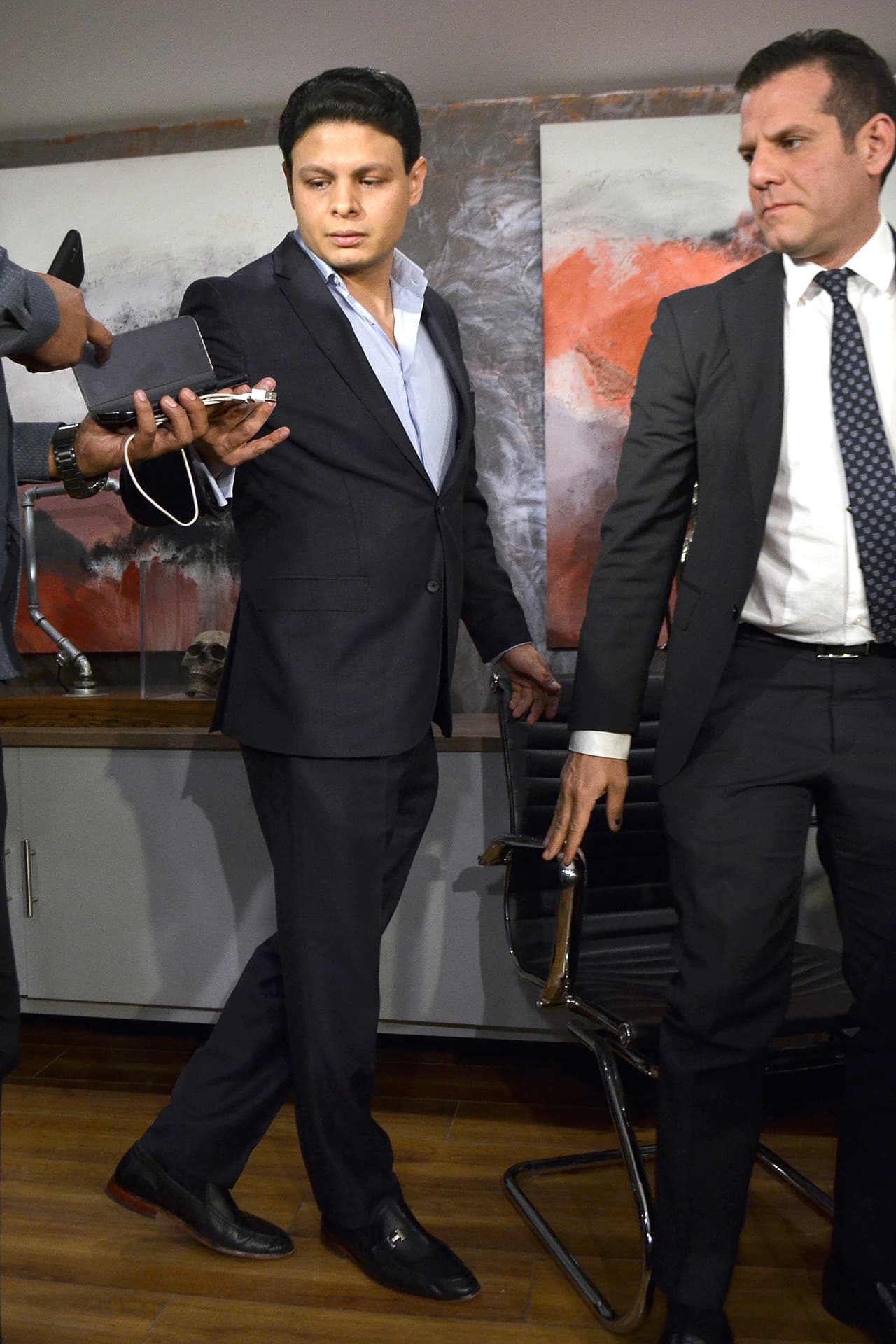 En su mensaje, Conde alegó que "ni siquiera fue notificada de esta medida hace ya 4 meses" y volvió a acusar a su expareja de contar con "relaciones" dentro del gobierno mexicano. 
<br>