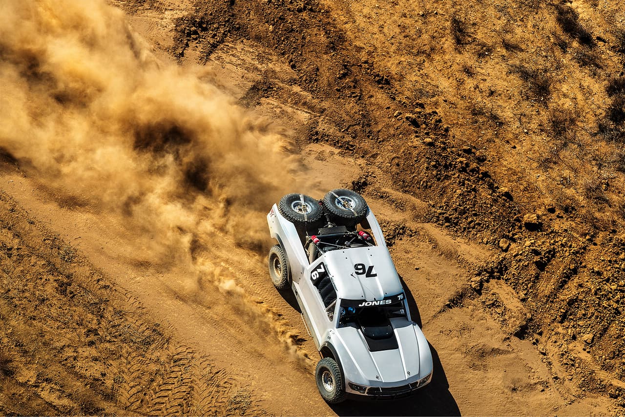 <b>Baja 1000</b>
<br>Este 2017 se inscribieron 415 competidores de 27 países. 
<b>La cifra récord de participantes es de 2006 con 431</b>. Los equipos pueden estar integrados hasta por cinco pilotos, aunque ha habido quien la ha corrido en solitario. Familias enteras especializadas en off road, se preparan cada año para participar en la Baja 1000.
