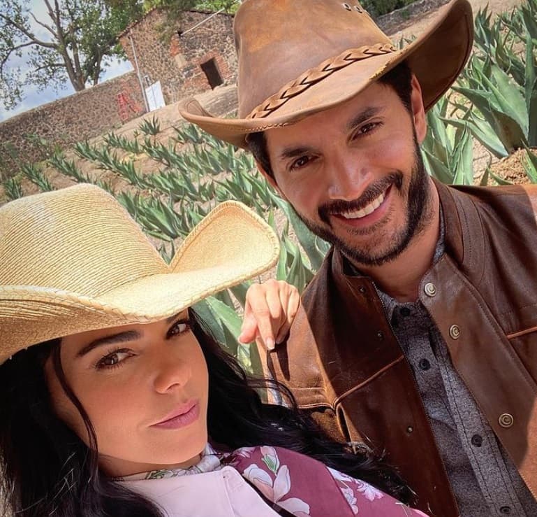 "Disfruté muchísimo trabajar con grandes compañeros y llevarles una gran historia para todos ustedes. Mil gracias. Espero que hayan disfrutado a César tanto como yo lo hice", escribió.