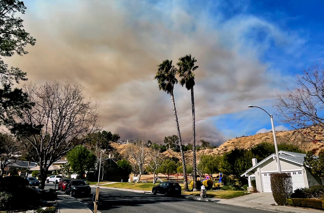 <b>Evacuaciones y advertencias vigentes</b>
<br>Las evacuaciones abarcan desde la autopista 126 al sur hasta la 138 al norte, incluyendo áreas cercanas al lago Castaic y Pyramid Lake.