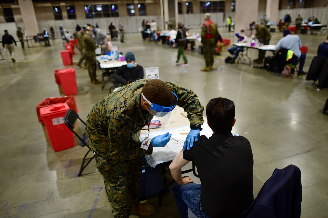 <b>12 de marzo de 2021: 35 millones de personas completamente vacunadas en Estados Unidos y más de 8 millones de dosis administradas diariamente en el mundo.</b>
<br>
<br> En Estados Unidos el 20.0% de la población ha recibido al menos una dosis de la vacuna,
<a href="https://usafacts.org/visualizations/covid-vaccine-tracker-states/?utm_source=google&utm_medium=cpc&utm_campaign=ND-COVID&gclid=Cj0KCQiAv6yCBhCLARIsABqJTjZMuaNsdiOqlJWW_ZEuRk-npo6HBQ6Y681aMvhTSNDzZbuov8QZpO8aAuLjEALw_wcB"><u>unos 66 millones, y 10.6% de los estadounidenses ya están completamente vacunados</u></a>.
<br>
<br>La semana anterior el país alcanzó un promedio de alrededor de 2.17 millones de dosis al día, según los CDC. En la fotografía un centro de vacunación organizado por el Gobierno Federal y las autoridades locales en Philadelphia, Pennsylvania, el 2 de marzo.