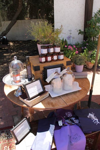 Si eres fanático de los productos naturales a base de lavanda, entonces te deleitarás con la selección de aceites, cremas, perfumes y aceites naturales hechos en la granja.