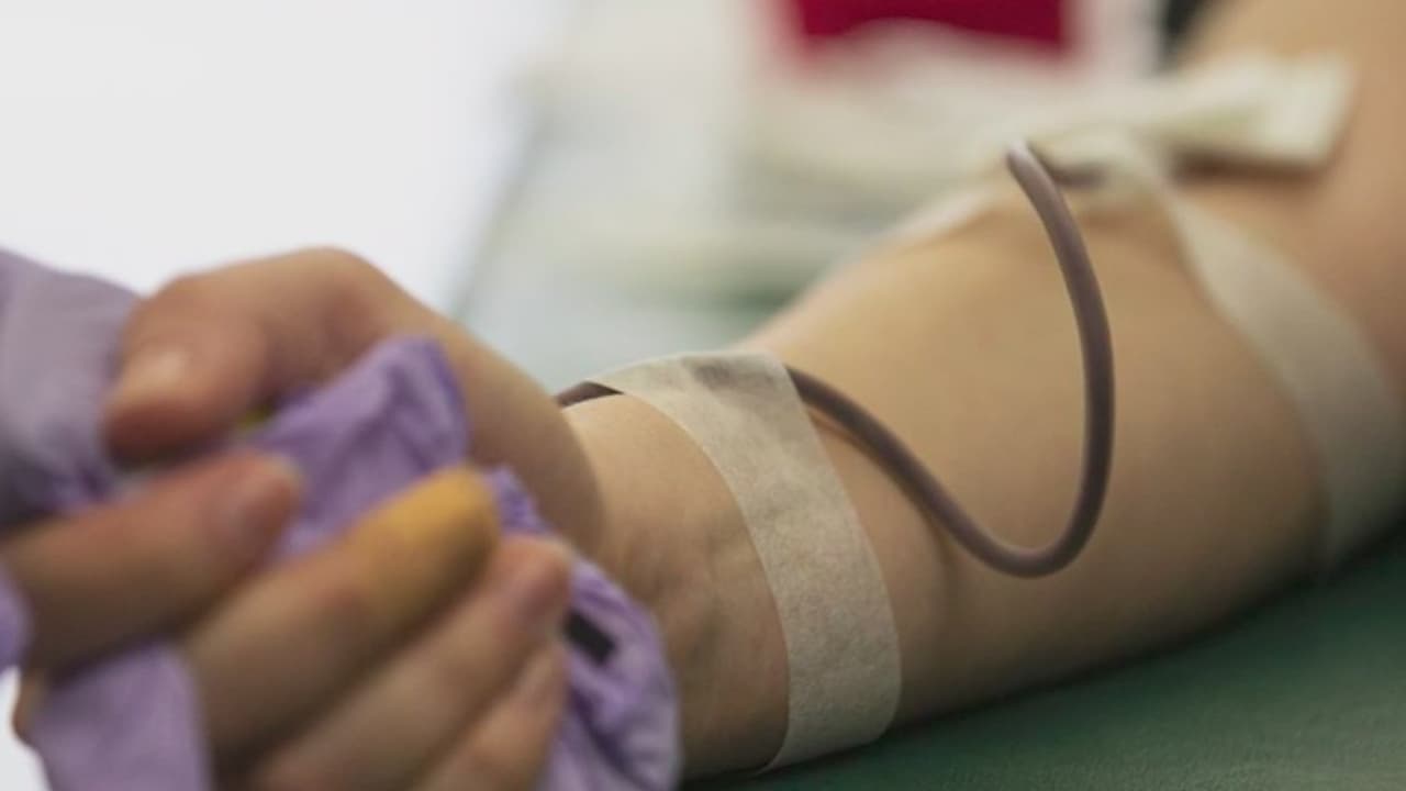 La 
<a href="https://www.univision.com/local/arizona-ktvw/la-cruz-roja-americana-pide-donadores-de-sangre-en-arizona">Cruz Roja Americana de Arizona</a> indica que cada dos segundos una persona requiere una transfusión de sangre en el país, pero debido a la pandemia y los desastres naturales la escasez ha incrementado.
<br>