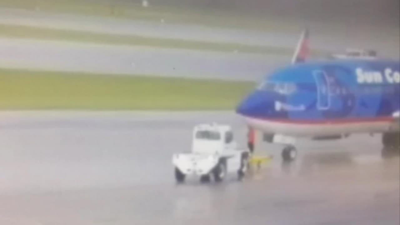 En video: Rayo quema a un joven en la pista de un aeropuerto en Florida