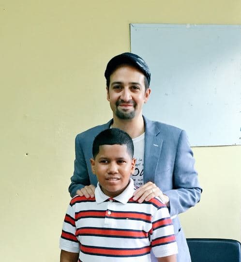 Publicó que este joven lloró al cantar canciones de 'Hamilton' y que todos lloraron de la emoción con él.