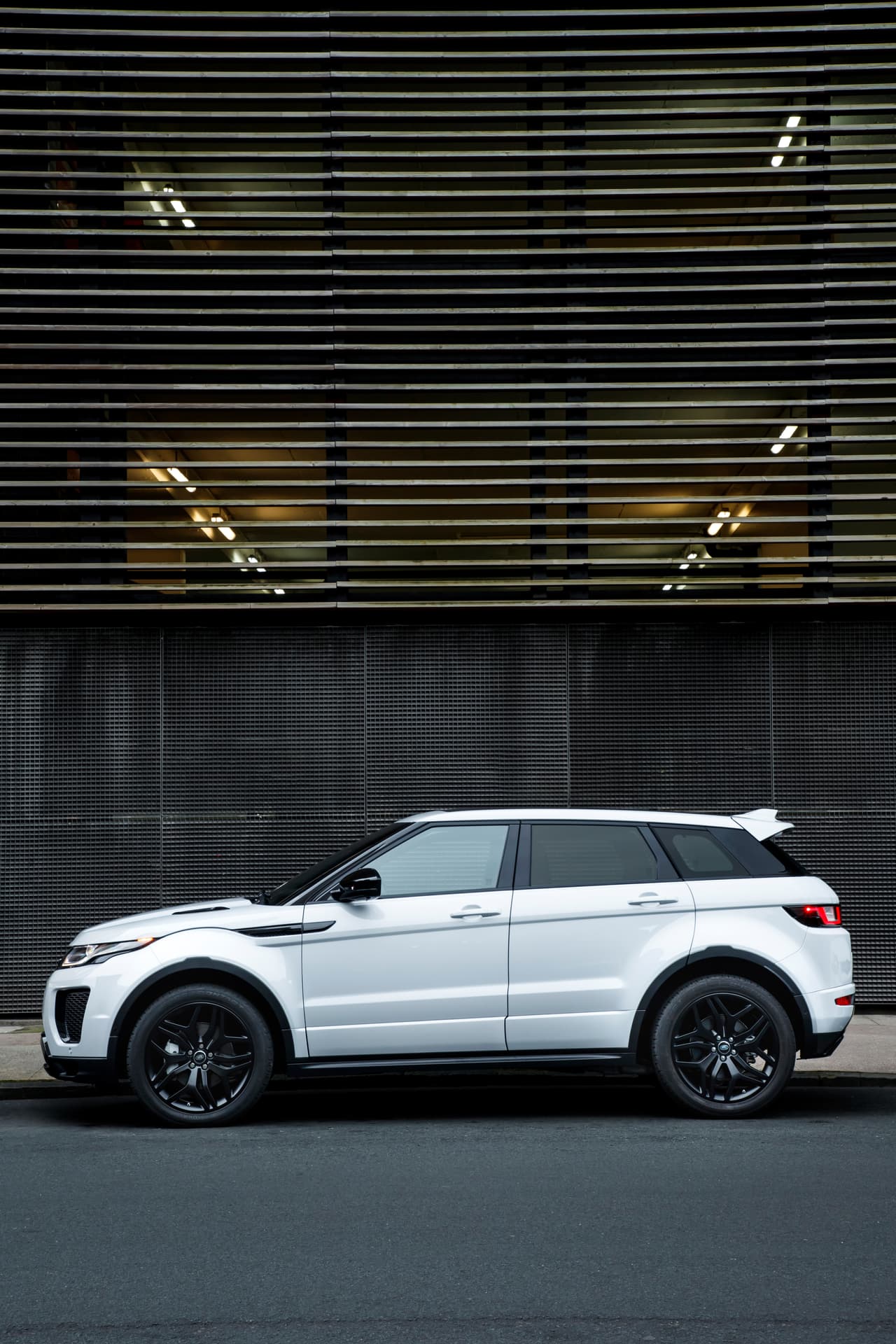 Probablemente en su garaje tenga reservada alguna otra sopresa; sin embargo, el jugador ha mostrado más su lado familiar con esta Range Rover Evoque con un precio a partir de los 42,000 dólares, la cual seguramente cumple bien sus necesidadades de transporte. Esta SUV está disponible con motores cuatro cilindros turbocargado con potencias que van de 237 a 286 caballos de fuerza.