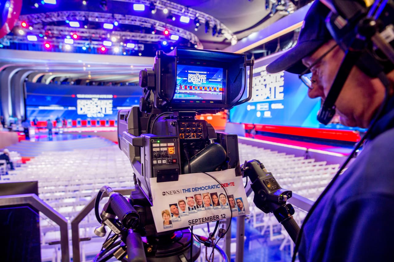 Horas antes del comienzo del tercer debate demócrata, los equipos técnicos de ABC y Univision continúan poniendo a punto cada detalle en la Universidad del Sur de Texas, ubicada en corazón urbano de Houston.