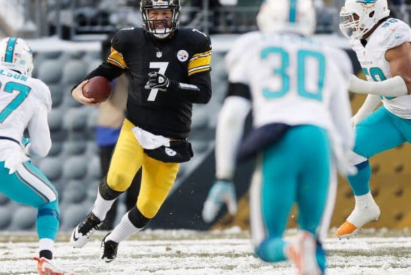 Los fanáticos de los Dolphins ya no hablan de la controversia Incognito/Martin, ni si Ireland o Philbin estarán con el equipo en el 2014, sino que pasan horas calculando… ¡porque tenemos chance de ir a los playoffs! Al principio de la temporada, y sobre todo, después de perder -casi deshonrosamente- contra Tampa Bay y Buffalo, los comentarios sobre Miami eran negativos. Qué si las novatadas, qué si Tannenhill, qué si el running game, qué si la línea ofensiva, que si… qué se yo… Pero ahora, las cosas han cambiado y solo se mencionan las posibilidades que tenemos de jugar en enero. ¡Ay, bendito! Bueno, después de este encontronazo con los portadores de las terribles toallas amarillas, donde salimos vencedores … por media pulgada… 34-28, ya todo me parece posible. Arriba Tannenhill (20 de 33, para 200 yds); arriba Wake and Odrich; arriba Thomas (105 yds, un TD en 16 acarreos); arriba Clay con sus dos TD y arriba Philbin, que mantiene el invicto en la revisión de las jugadas (obtuvo el cambio de “incomplete pass” a TD de Hartline). ¡Arriba, Dolphins, seguimos cuesta arriba!