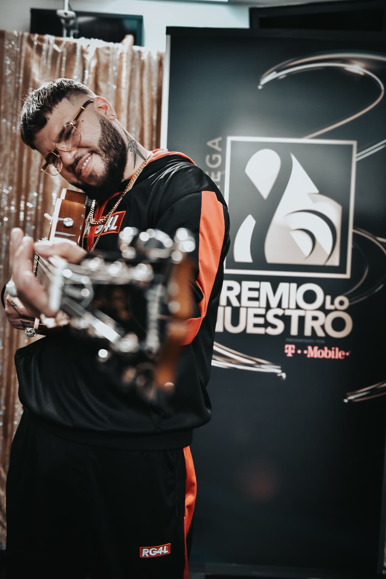 "También me ayuda mucho la música de esta canción, 
<b>un reggae suavecito, que lo relaja a uno". </b>