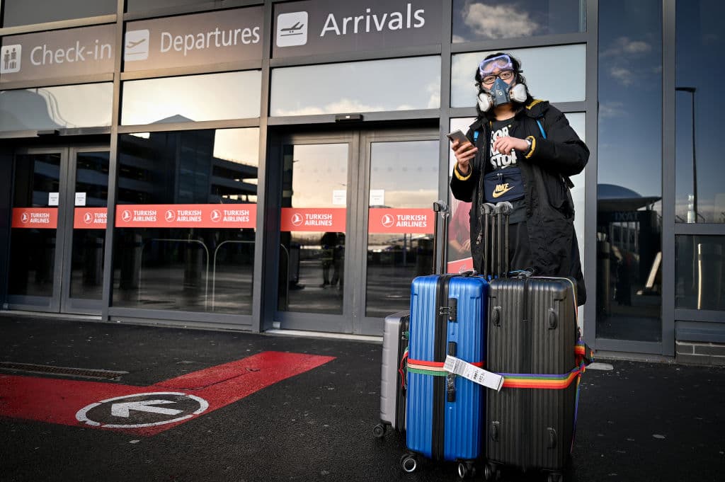 Gobierno de Trump anuncia que anulará algunas restricciones de viaje por covid-19; Biden rechaza las medidas