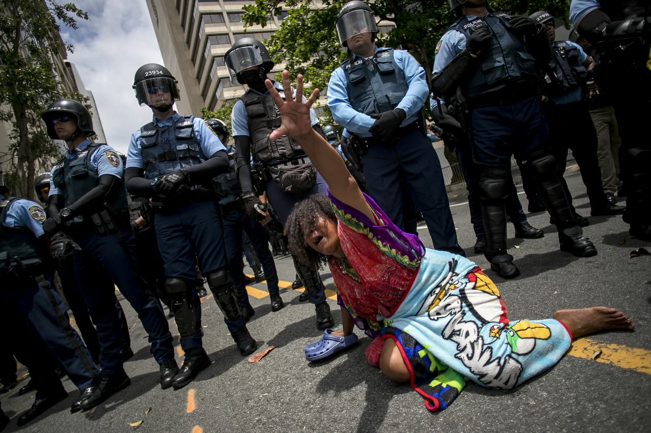 Seis personas fueron arrestadas. Una mujer que presuntamente agredió físicamente a un policía, dos por obstrucción a la justicia y otro por lanzar una piedra a un agente.