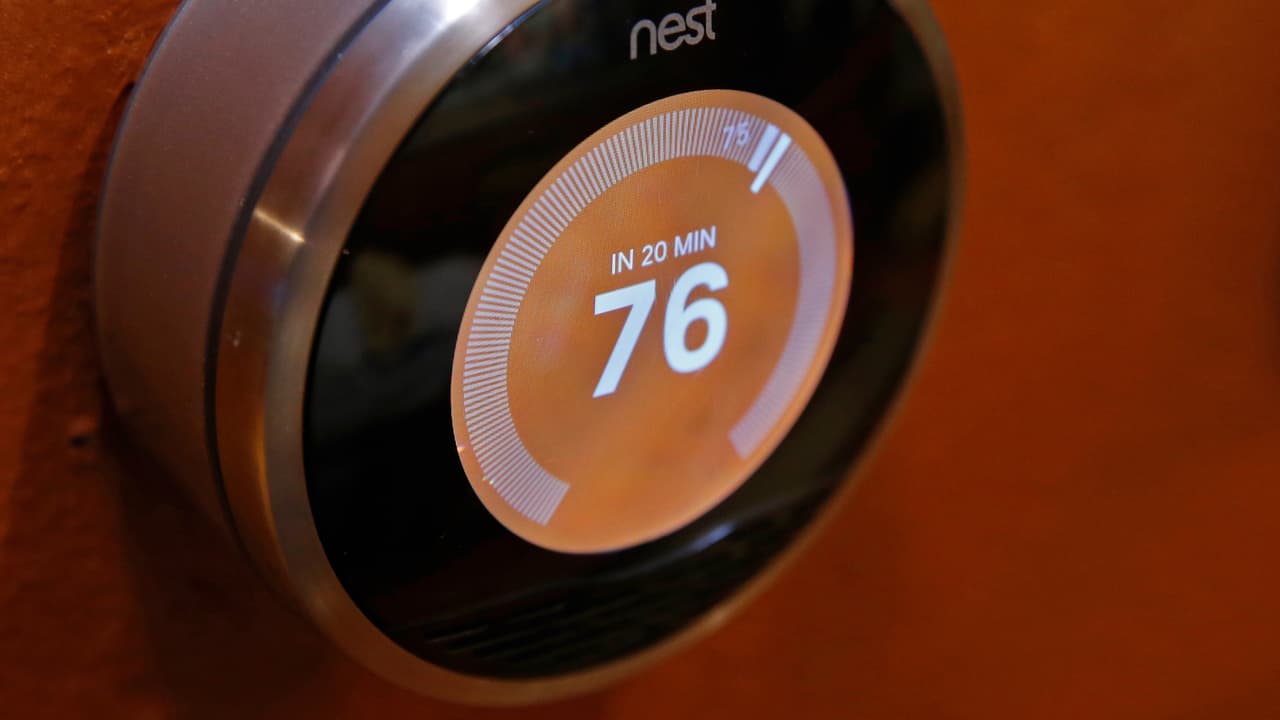 Ajuste el termostato del aire acondicionado a 78 grados como mínimo (no en 76 como en la imagen), o apáguelo del todo si no va a estar en casa. Cuando sea posible, use un ventilador en lugar de aire acondicionado.