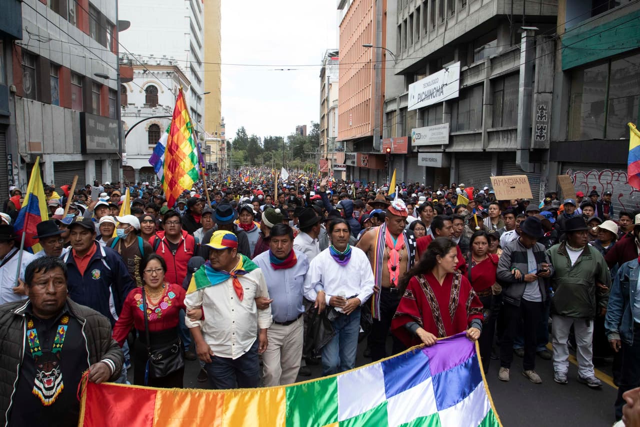 Comunidades indígenas se unen a manifestantes cerca del Palacio Presidencial de Carondelet.