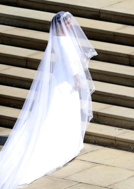 Aunque la pieza de Francisca no lleva manga de ¾ como en el caso de Meghan, si pudimos ver una tela transparente que cubre la espalda, y que mantiene el look conservador de una boda real.