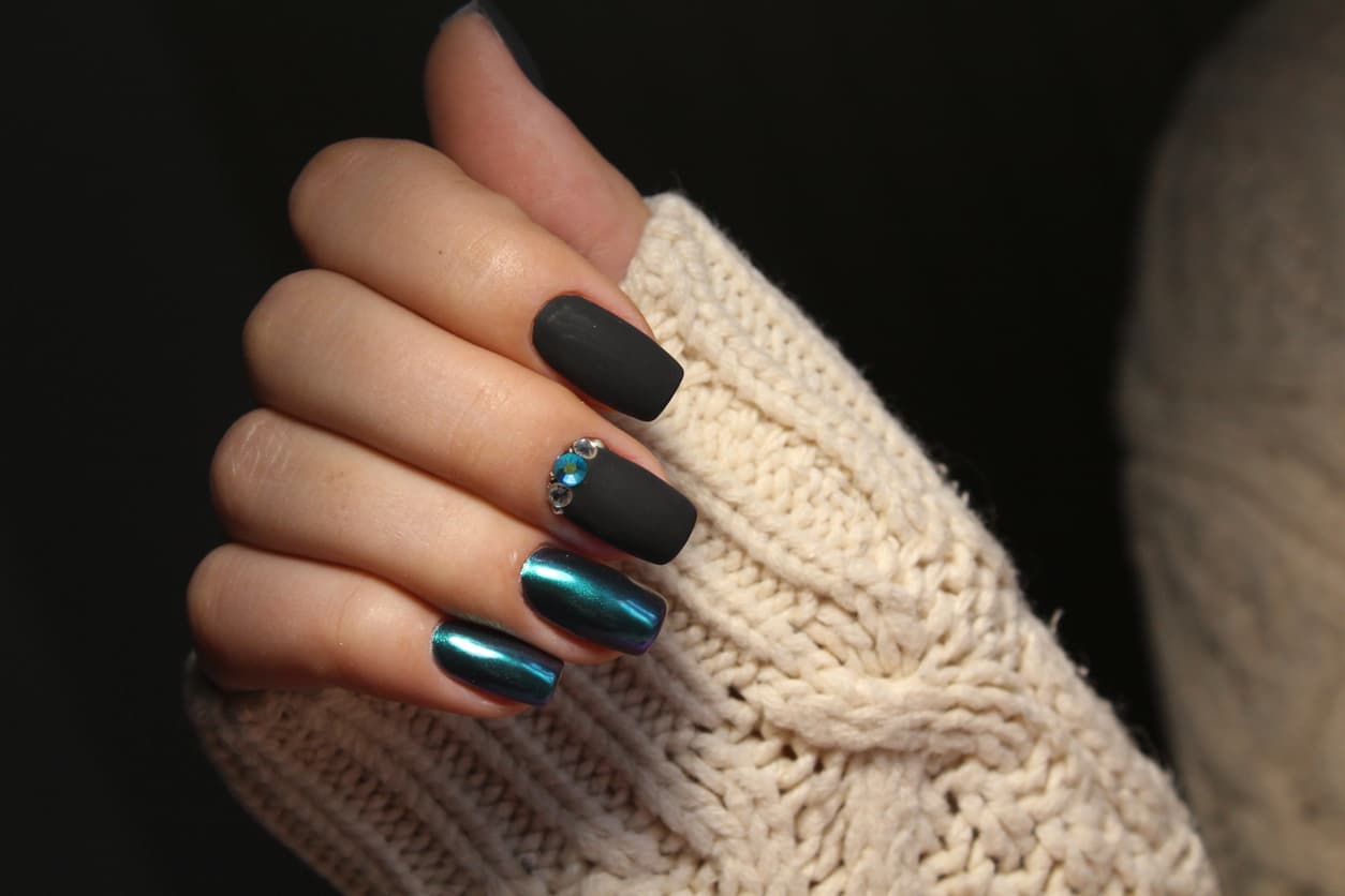 Si quieres un diseño más original, combina el color turquesa con el esmalte negro. Será un gran estilo para este 2022.