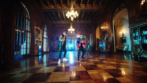 Junto a Ozuna, se ponen a cantar y bailar en una mansión.