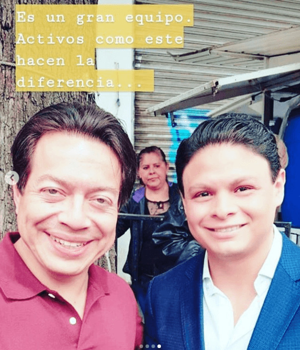 Aquí aparece junto al diputado Mario Delgado Carrillo del partido Morena.