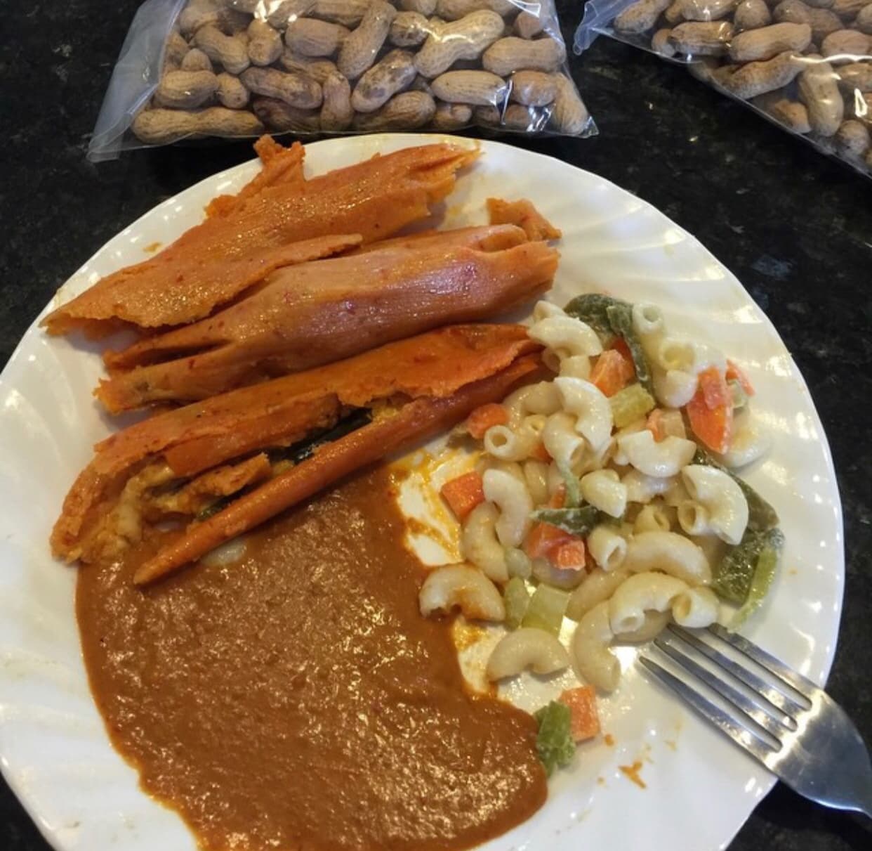Aquí, unos tamalitos con 'frijoles puercos' acompañados de una ensalada de coditos.