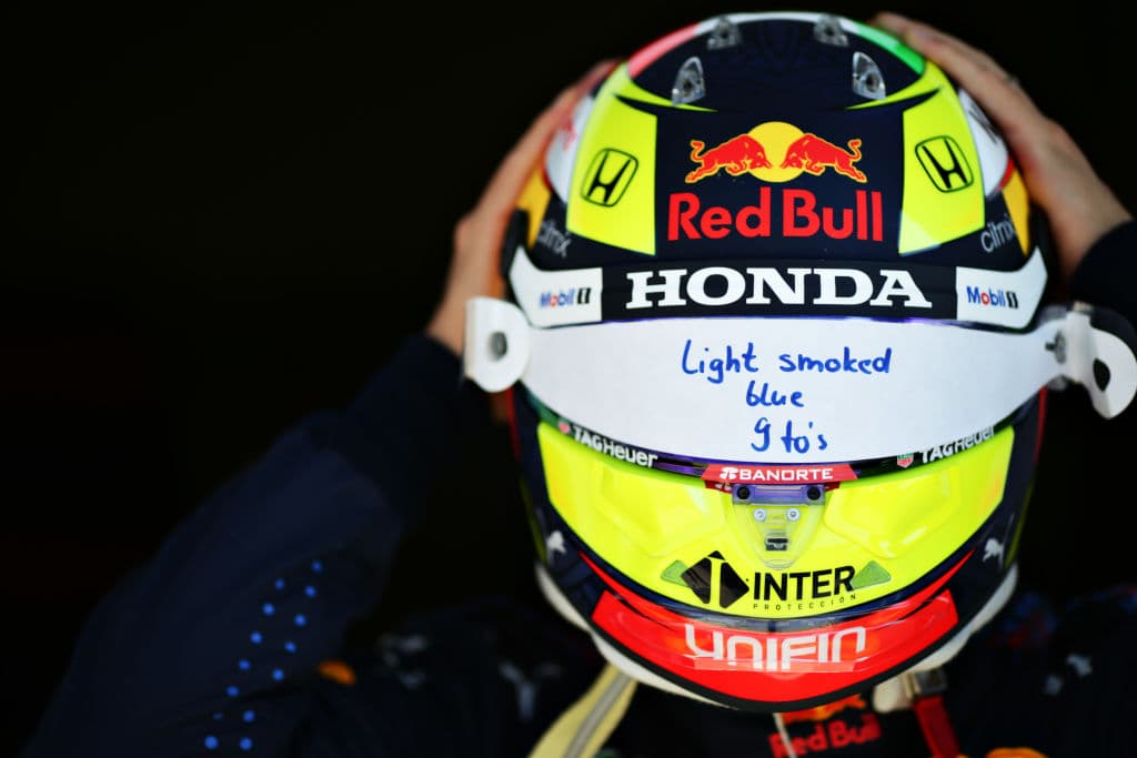 Termina el Grand Prix de Gran Bretaña con un mal sabor de boca. Lewis Hamilton se lleva el podio en casa a pesar de haberle chocado la monoplaza a Max Verstappen de Red Bull y dejarlo fuera de la contienda. Charles Leclerc logra su primer podio en segunda posición y Valtteri Bottas se queda con la tercera plaza. El piloto mexicano Sergio Pérez le roba un punto a Hamilton pero queda en 16.